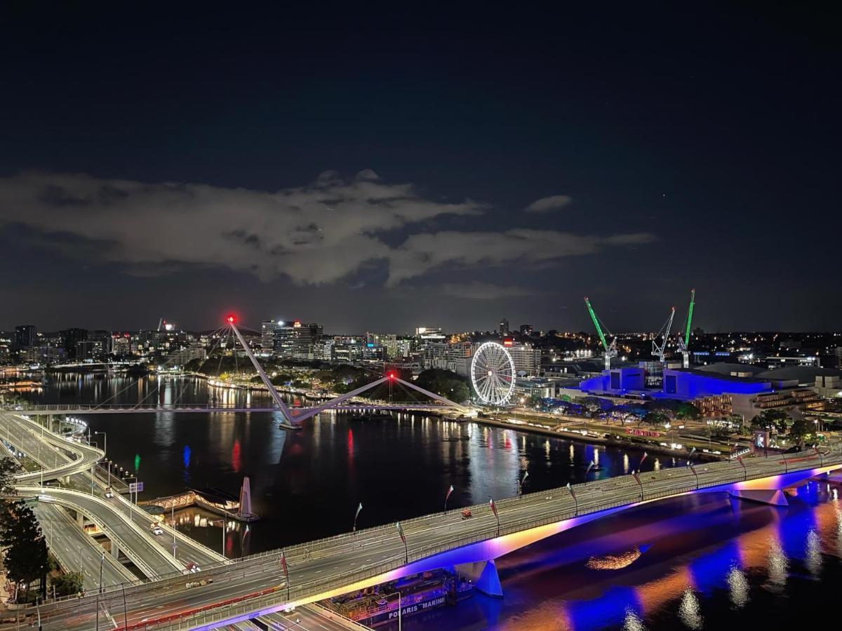Eyes On The Fireworks Lux Riverfront 2kingbed Apartment Brisbane